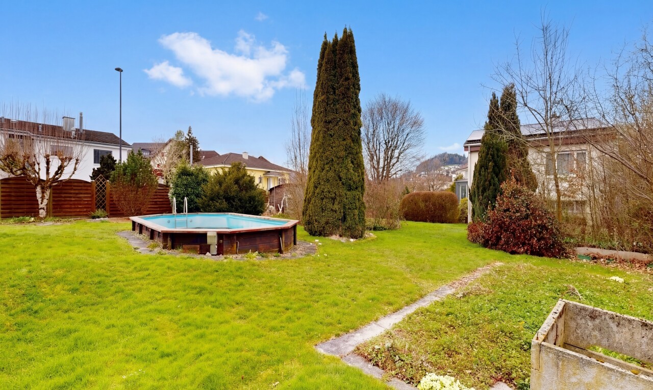 jardin avec from property, pelouse, piscine, et day time