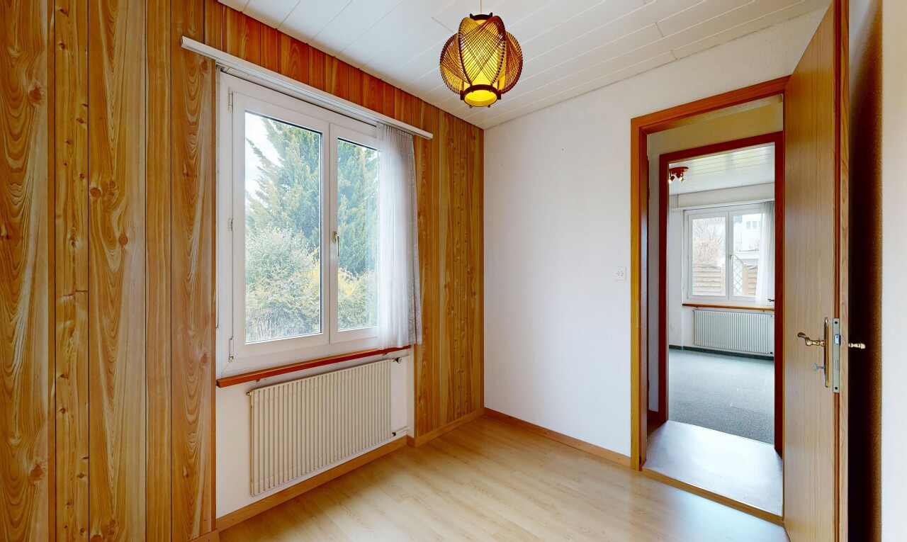 pièce vide avec radiateur, wood finish floor, sol en finition bois, inside property, et natural light