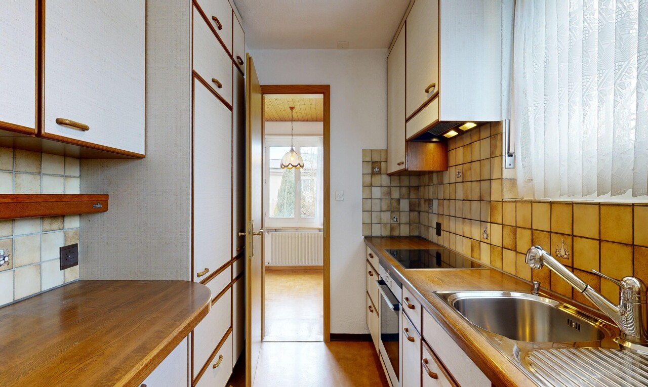 cuisine avec armoires blanches, white cabinets, radiateur, dosseret, et backsplash