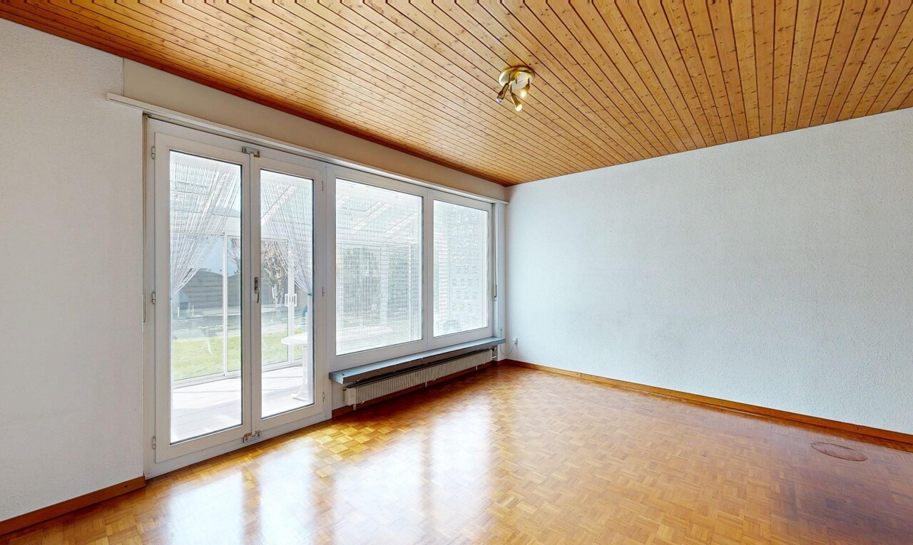 pièce vide avec lumière naturelle, natural light, plafond en bois, wood ceiling, et sol en finition bois