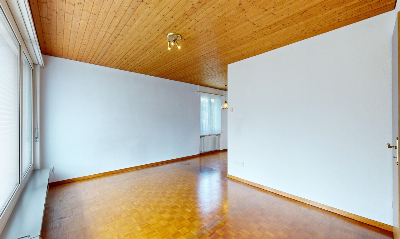 pièce vide avec parquet floor, sol en finition bois, wood finish floor, cloison sèche, et drywall
