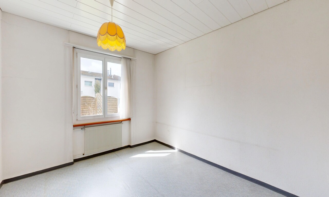 pièce vide avec radiateur, natural light, lumière naturelle, inside property, et drywall