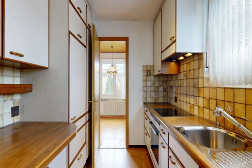 cuisine avec armoires blanches, white cabinets, radiateur, dosseret, et backsplash