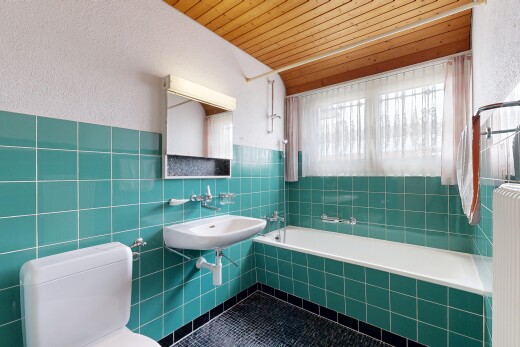 salle de bains avec miroir, mur texturé, textured wall, salle de bain complète, et toilette