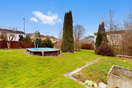 jardin avec from property, pelouse, piscine, et day time