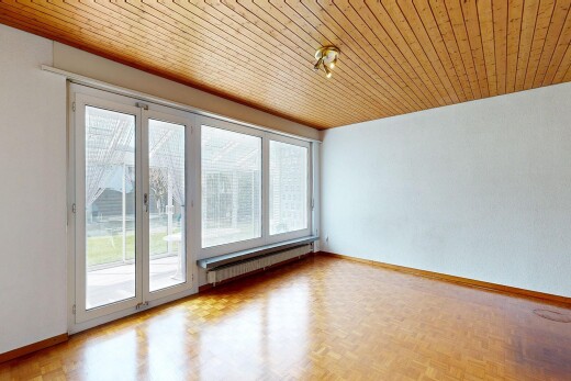 pièce vide avec lumière naturelle, natural light, plafond en bois, wood ceiling, et sol en finition bois