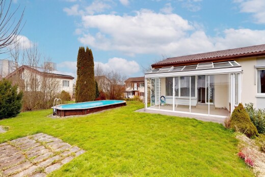 jardin avec piscine, from property, véranda, rampe, et pelouse