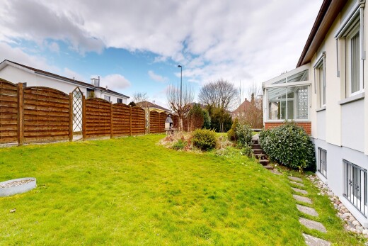 jardin avec pelouse, clôture, from property, et day time