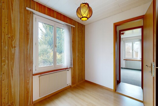pièce vide avec radiateur, wood finish floor, sol en finition bois, inside property, et natural light