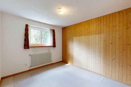 pièce vide avec radiateur, wood wall, mur en bois, carpet, et moquette