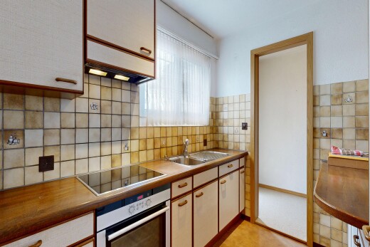 cuisine avec four, light floor, two tone kitchen, inside property, et plaque de cuisson