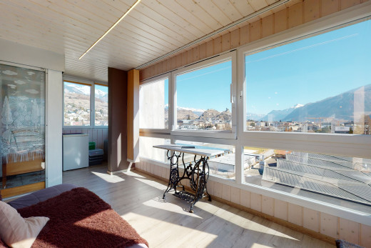 wintergarten mit holzböden und natürliches licht