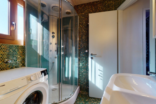 badezimmer mit natürlicher licht, waschmaschine / trockner, separater dusche und badewanne und waschbecken