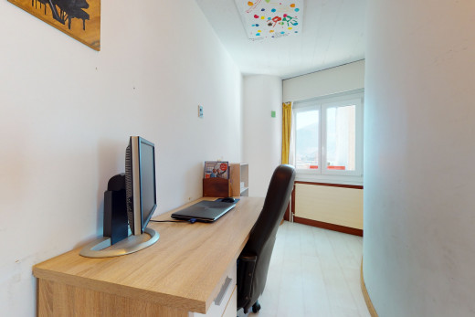 büroflächen von holzboden mit natürlichen licht und fernseher