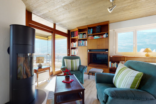 wohnzimmer mit einer gesunden menge sonnenlicht