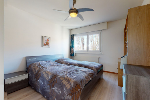 hartholzbodenschlafzimmer mit natürlichen licht und deckenventilator