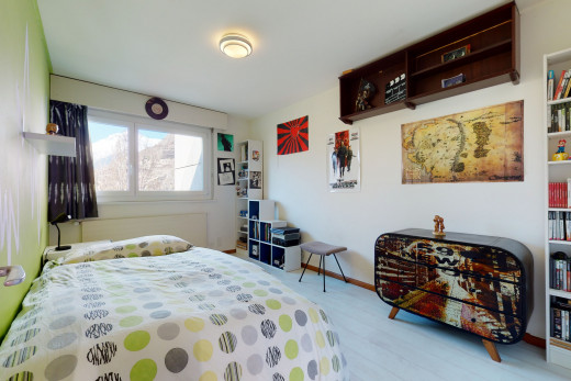 schlafzimmer mit hartholzböden und natürlichem licht