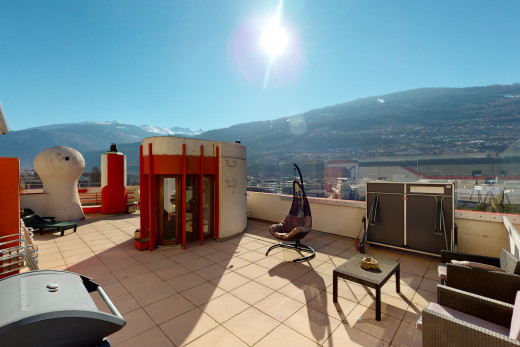 blick auf die terrasse mit einem bergblick