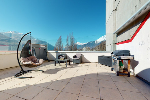 blick auf die terrasse mit einem bergblick