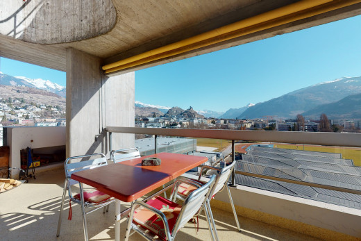 balkon mit blick auf die berge