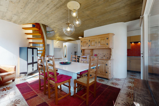 blick auf das geflieste esszimmer