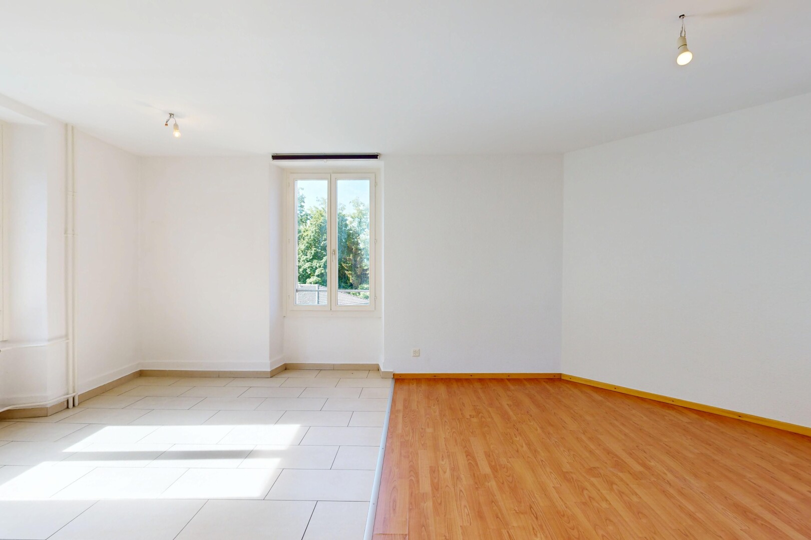 pièce vide avec light floor, cloison sèche, drywall, lumière naturelle, et natural light