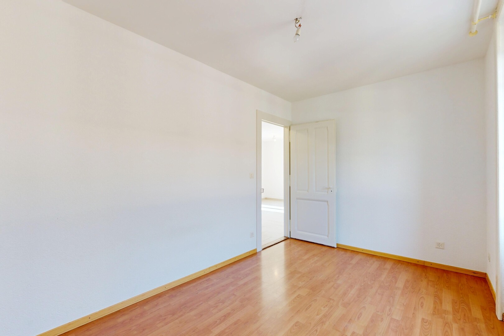 pièce vide avec drywall, cloison sèche, wood finish floor, sol en finition bois, et baseboards wall