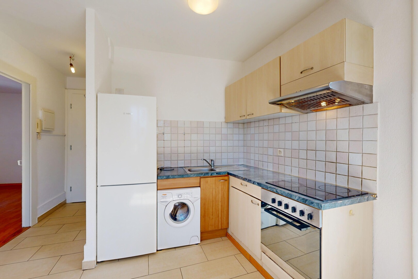 cuisine avec réfrigérateur, four, lave-linge et sèche-linge, hotte, et inside property