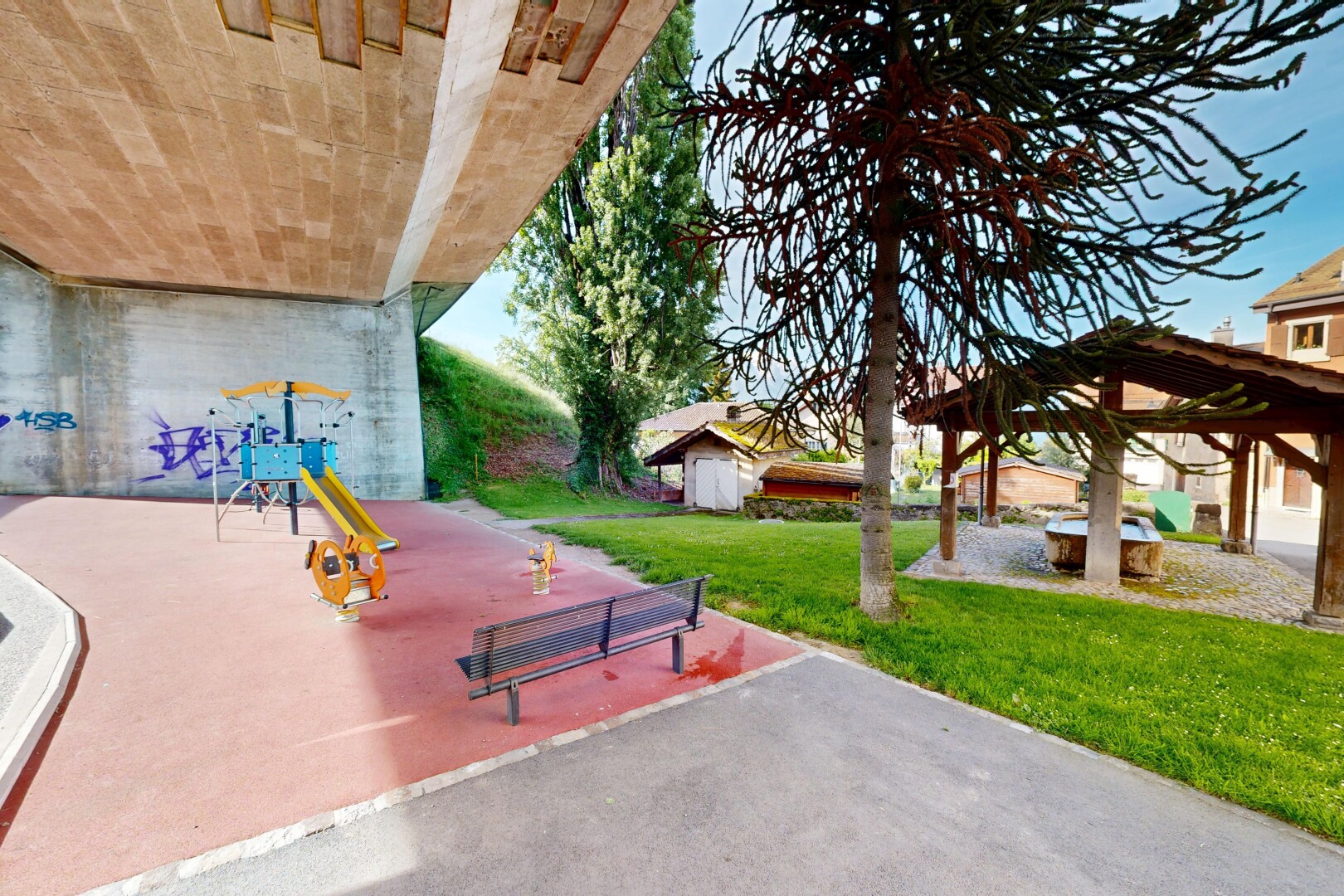 terrasse avec pelouse, terrasse, et aire de jeux