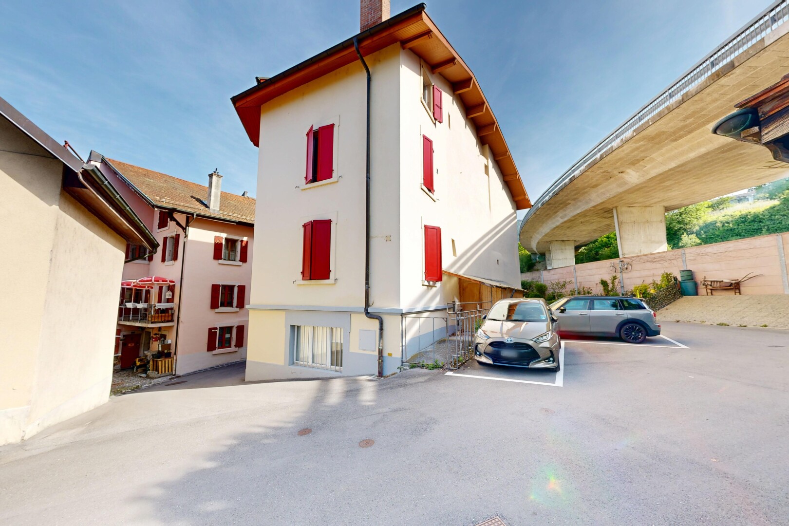 extérieur du bâtiment avec day time et parking