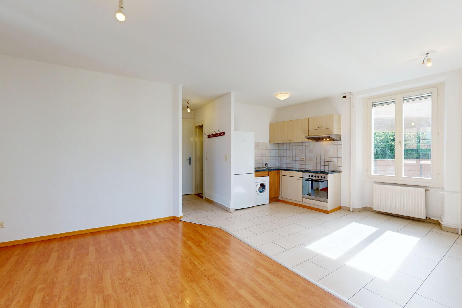 cuisine avec plans de travail, dark countertops, light floor, sol en carrelage, et tile floor