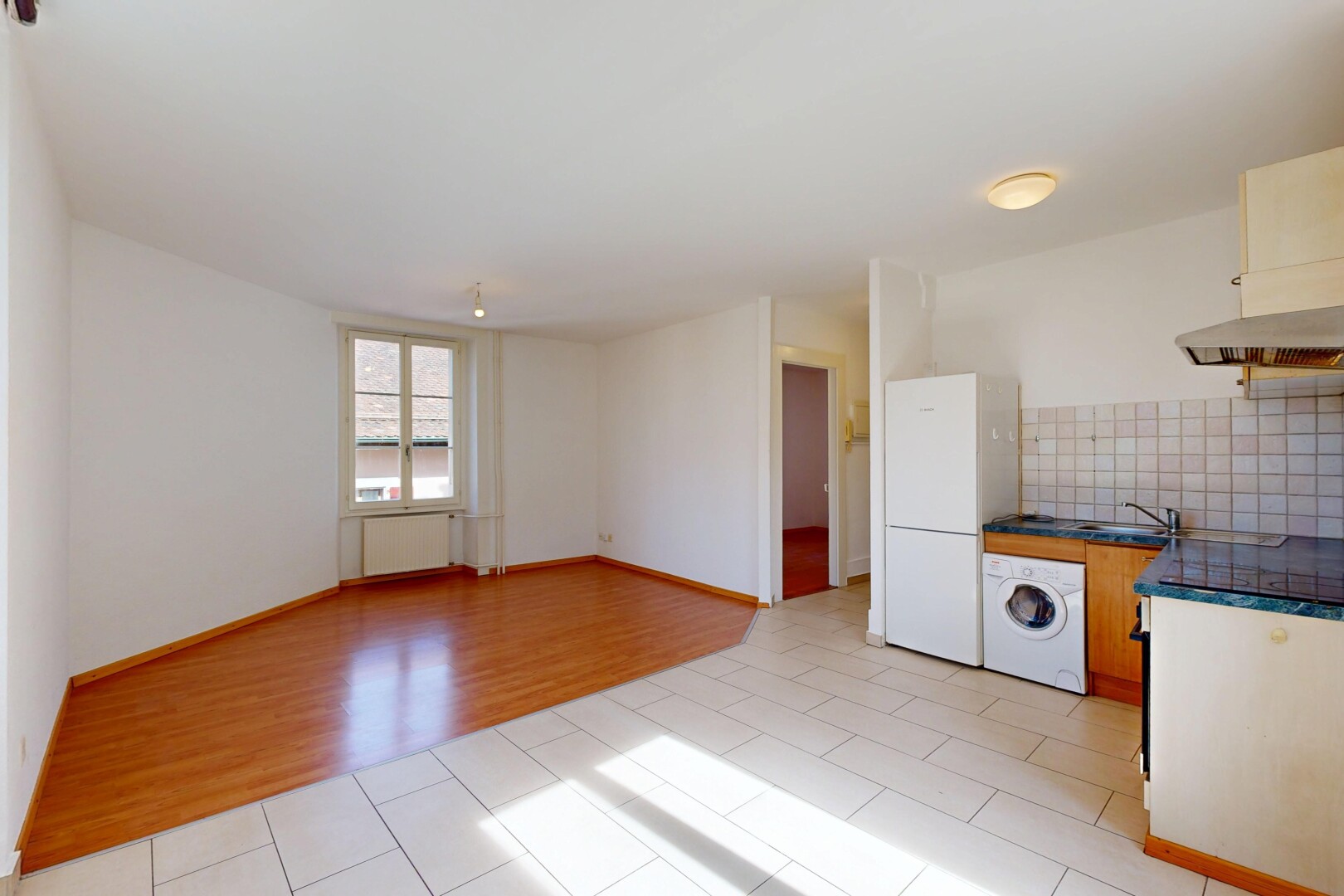 cuisine avec lave-linge et sèche-linge, tile floor, sol en carrelage, light floor, et dark countertops