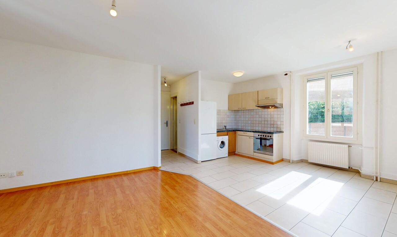 cuisine avec plans de travail, dark countertops, light floor, sol en carrelage, et tile floor