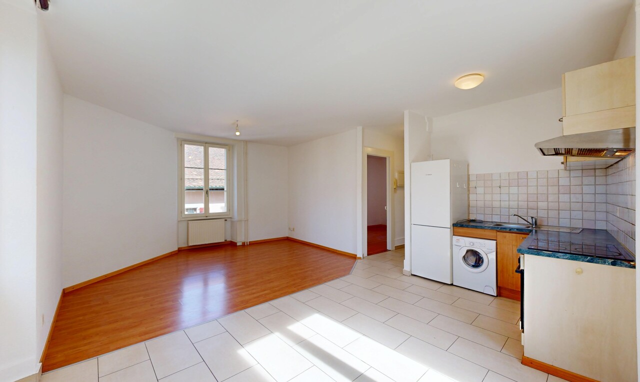 cuisine avec lave-linge et sèche-linge, tile floor, sol en carrelage, light floor, et dark countertops