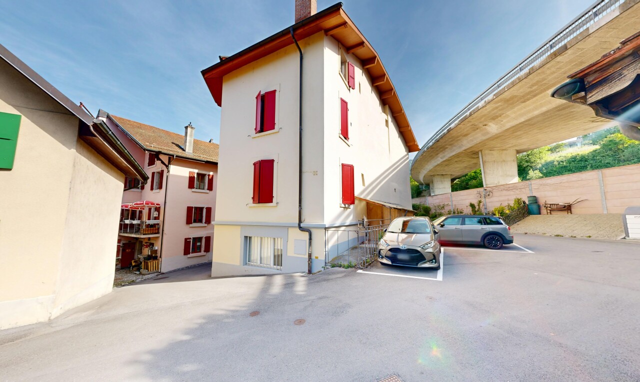 extérieur du bâtiment avec day time et parking