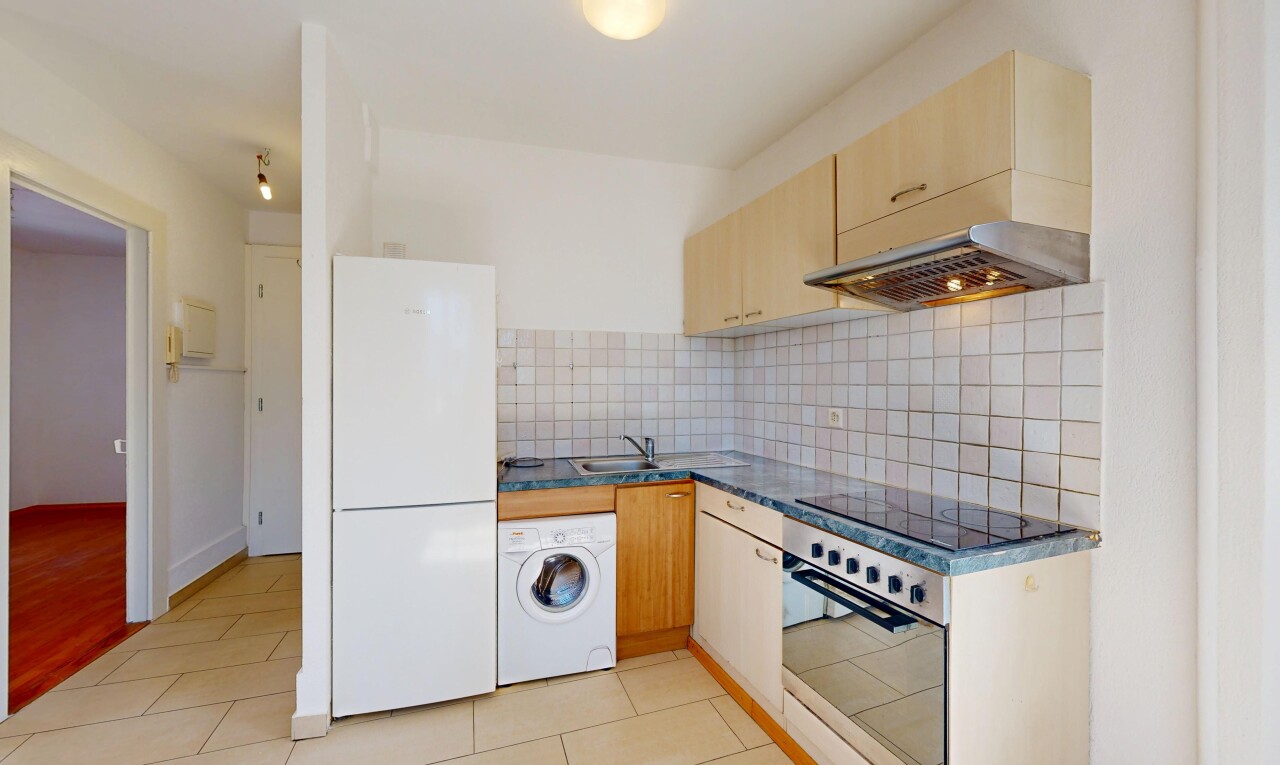 cuisine avec réfrigérateur, four, lave-linge et sèche-linge, hotte, et inside property