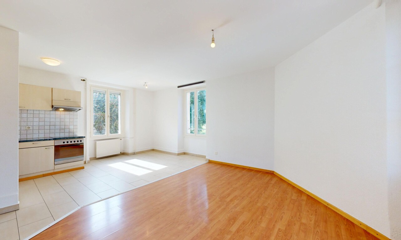 pièce vide avec backsplash, lumière naturelle, natural light, sol en finition bois, et wood finish floor
