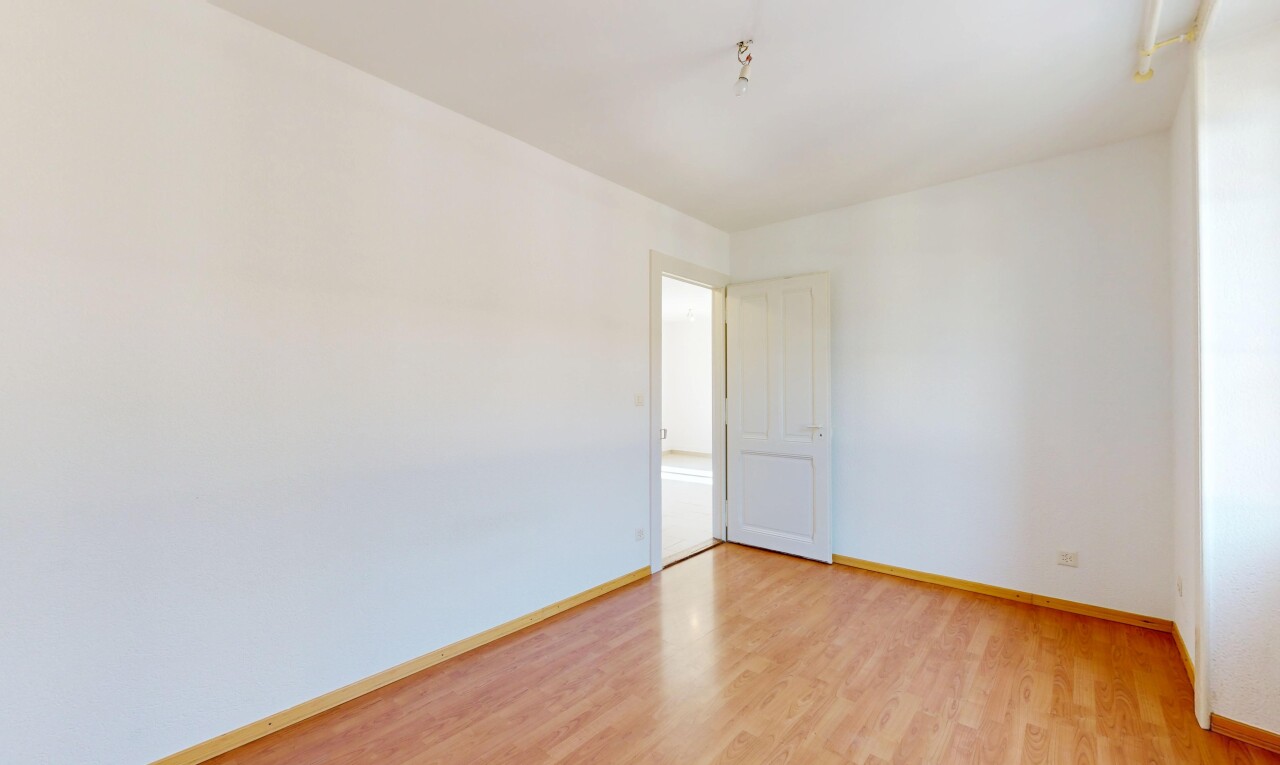 pièce vide avec drywall, cloison sèche, wood finish floor, sol en finition bois, et baseboards wall