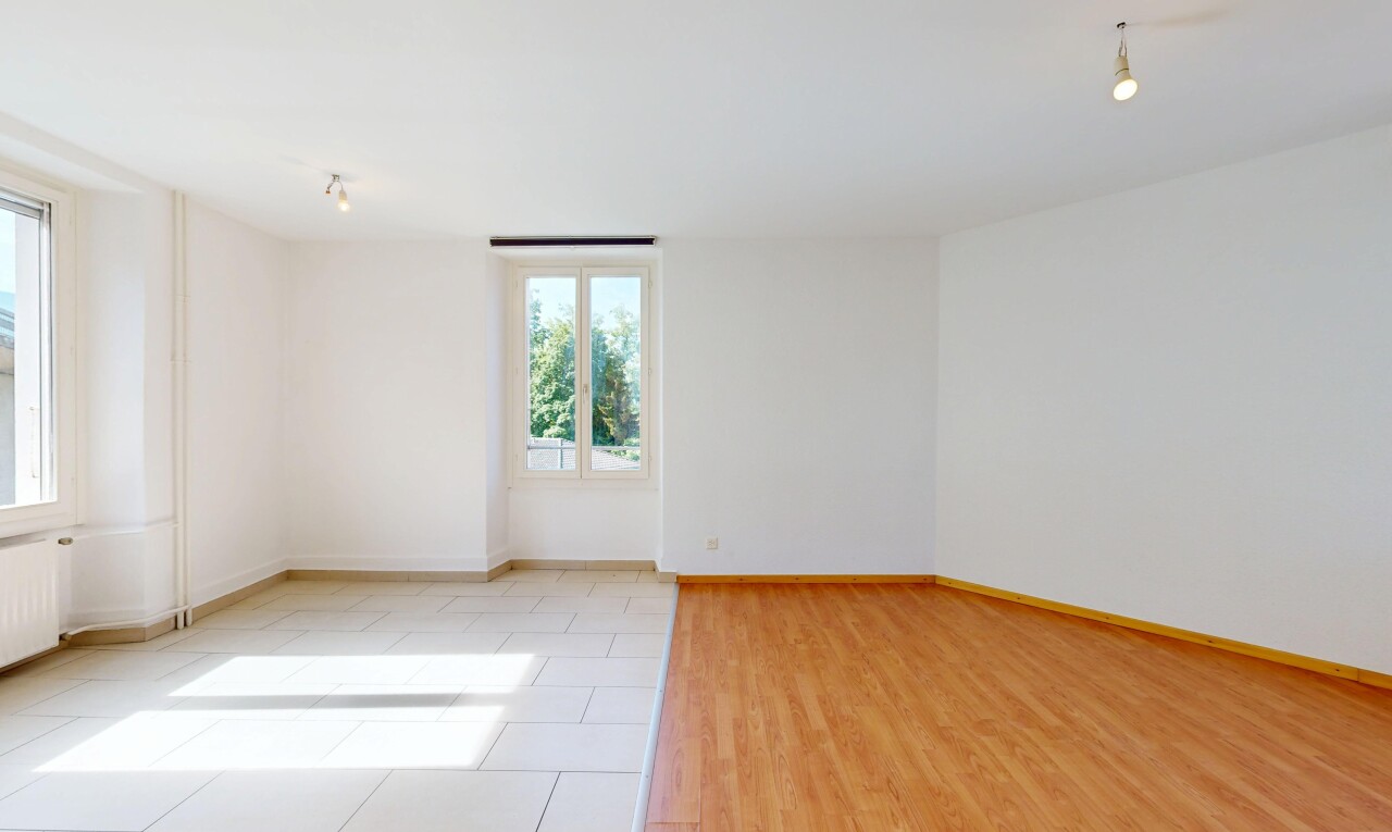 pièce vide avec light floor, cloison sèche, drywall, lumière naturelle, et natural light