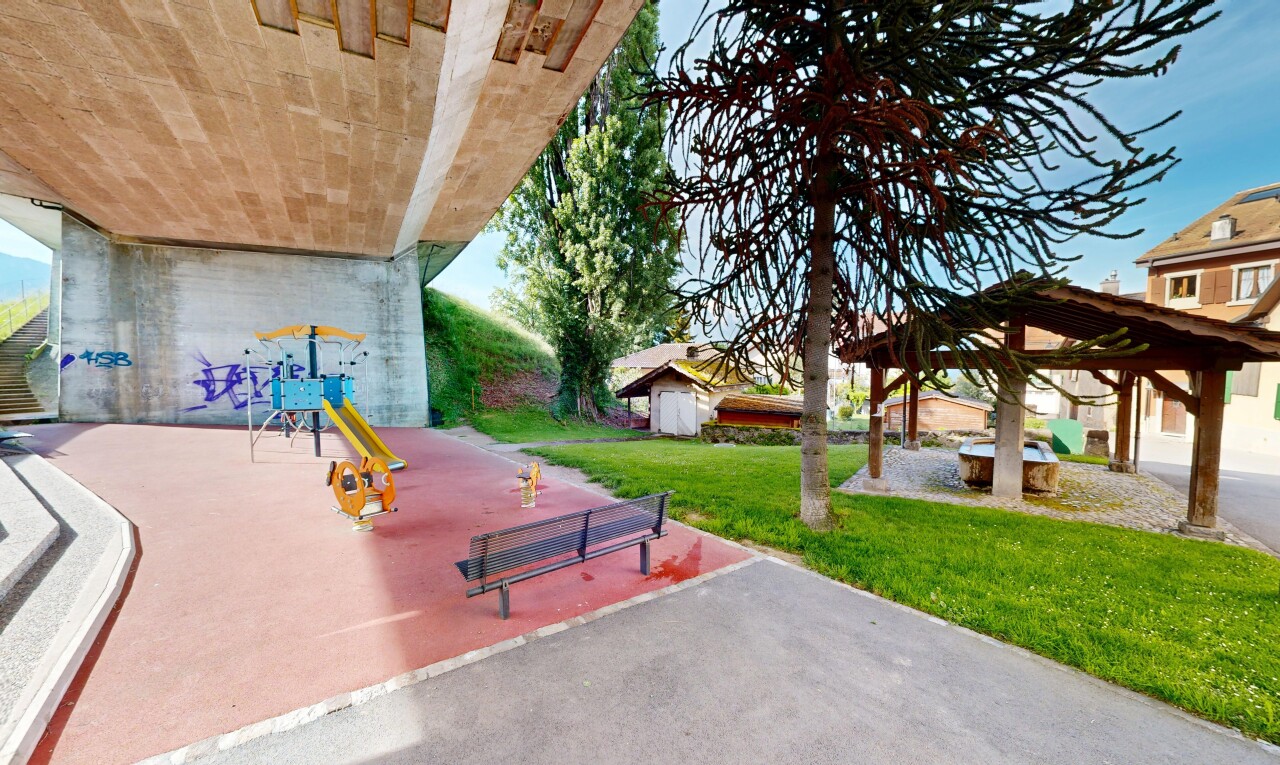 terrasse avec pelouse, terrasse, et aire de jeux