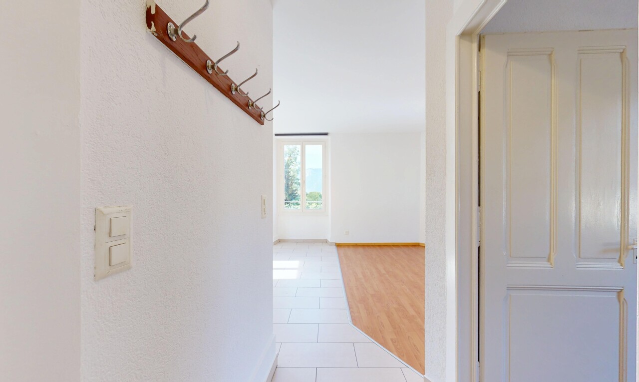 couloir avec sol en carrelage, tile floor, inside property, light floor, et plinthes murales