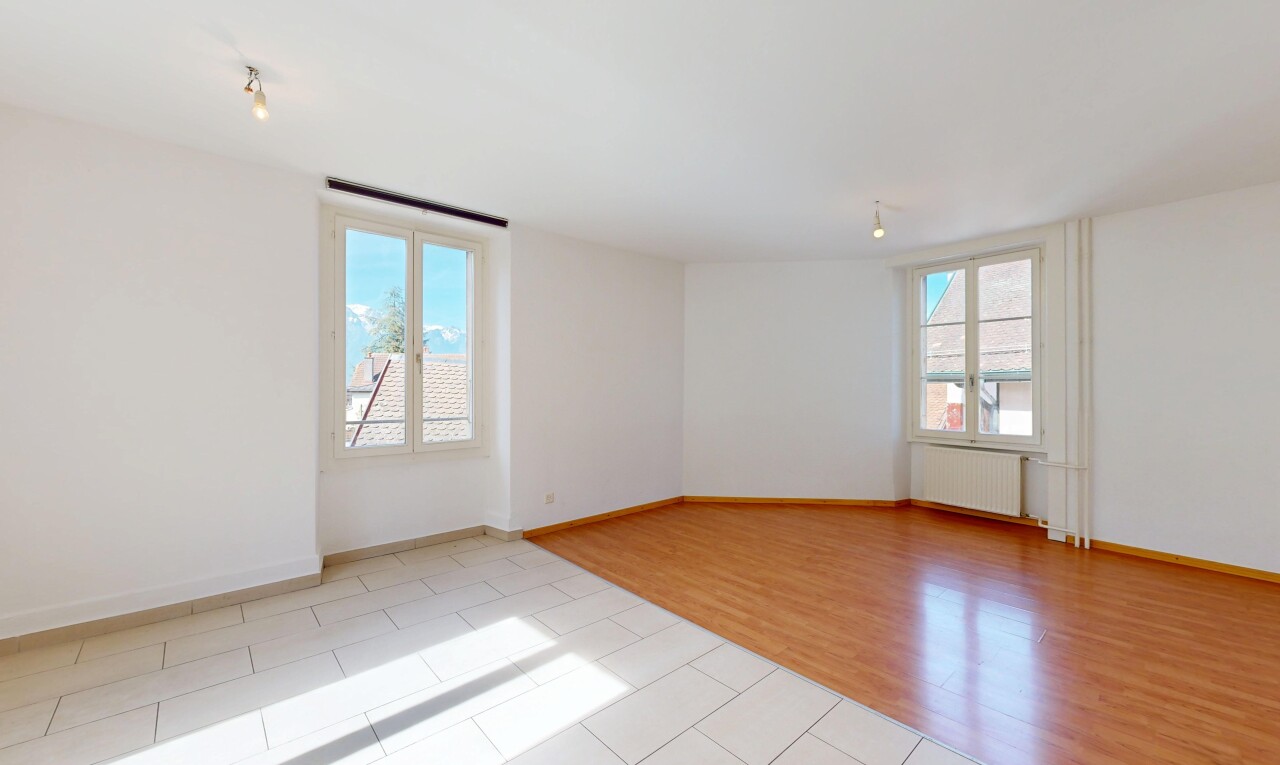 pièce vide avec day time, light floor, drywall, cloison sèche, et radiateur