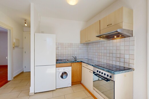 cuisine avec réfrigérateur, four, lave-linge et sèche-linge, hotte, et inside property