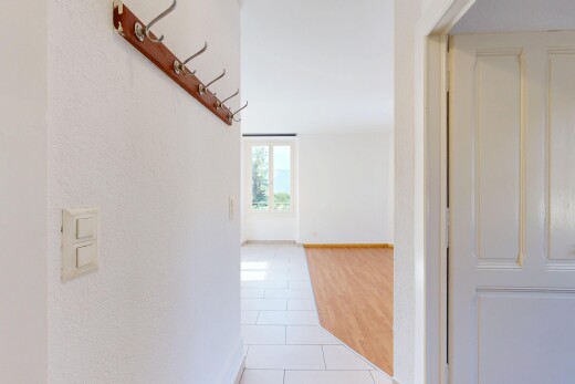 couloir avec sol en carrelage, tile floor, inside property, light floor, et plinthes murales