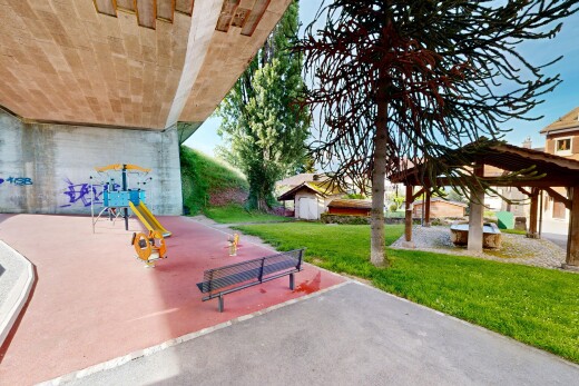 terrasse avec pelouse, terrasse, et aire de jeux