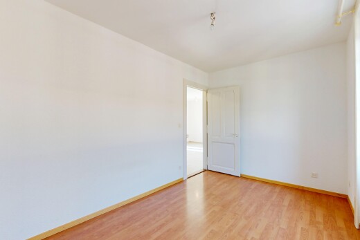 pièce vide avec drywall, cloison sèche, wood finish floor, sol en finition bois, et baseboards wall