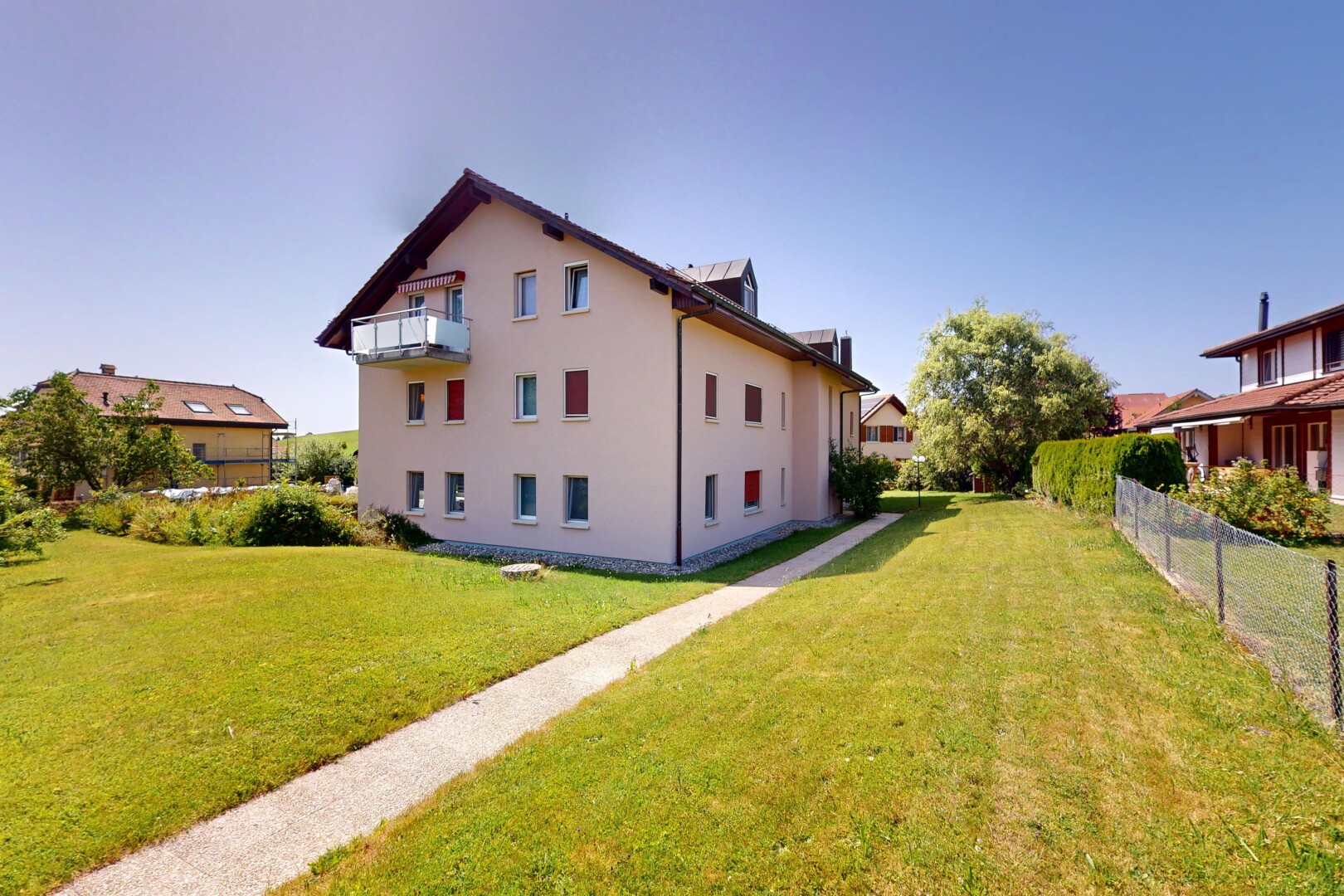 außenansicht mit zaun, rasen, stuckverkleidung, day time, und property visible