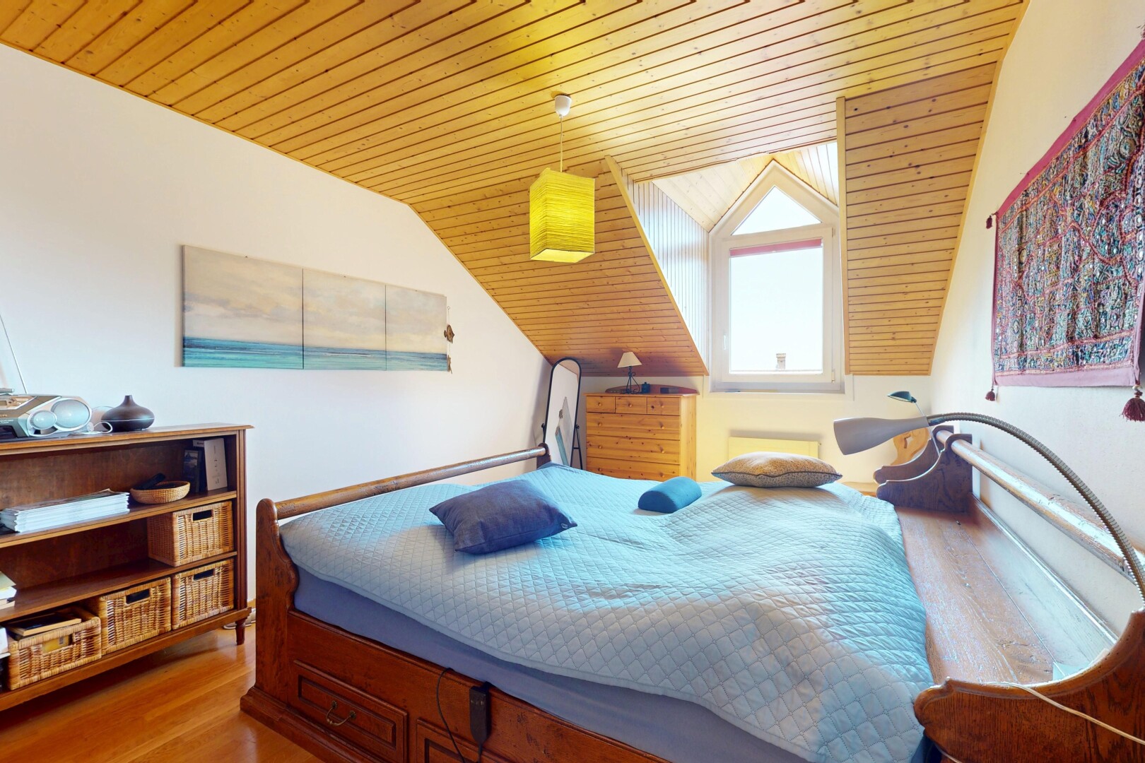 zimmer / schlafzimmer mit natural light, natürliches licht, wood finish floor, holzfußboden, und inside property