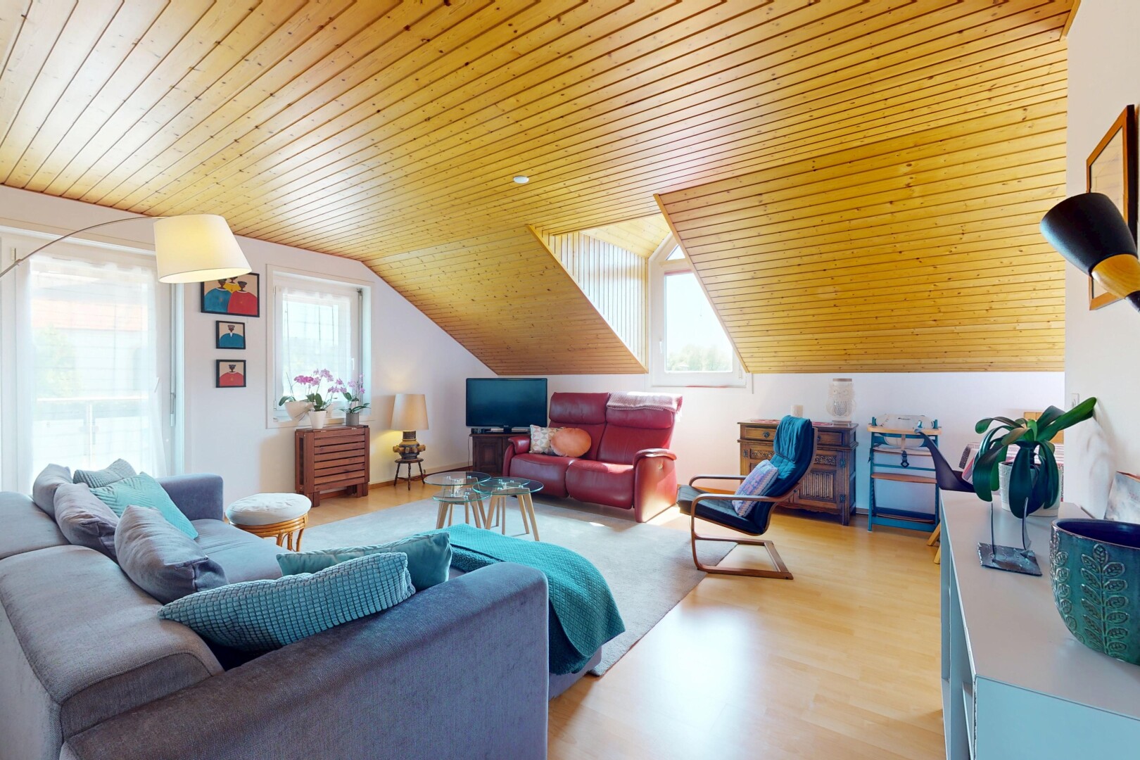 wohnzimmer mit fernseher, zusätzliches zimmer, natürliches licht, natural light, und holzdecke