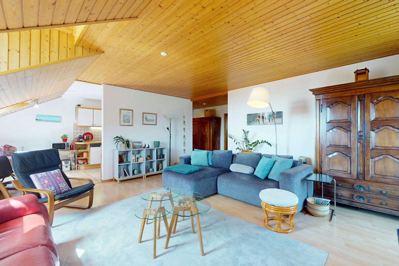 wohnzimmer mit holzdecke, wood ceiling, inside property, gipskartonwand, und drywall